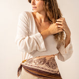 Seidene Bandana mit Paisley-Muster in Bernstein.