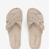 Sandalia plana cruzada de serraje en beige