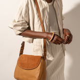 Umhängetasche aus cognacfarbenem Leder und Wildleder