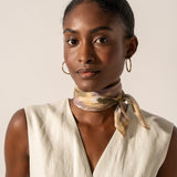 Bandana de modal y seda con estampado abstracto ámbar