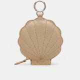 Llavero charm concha en piel beige