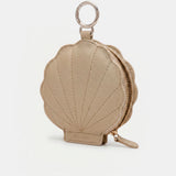 Llavero charm concha en piel beige