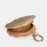 Llavero charm concha en piel beige