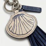 Llavero charm concha en piel azul
