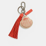 Llavero charm concha en piel roja