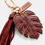 Llavero charm en piel hoja burdeos